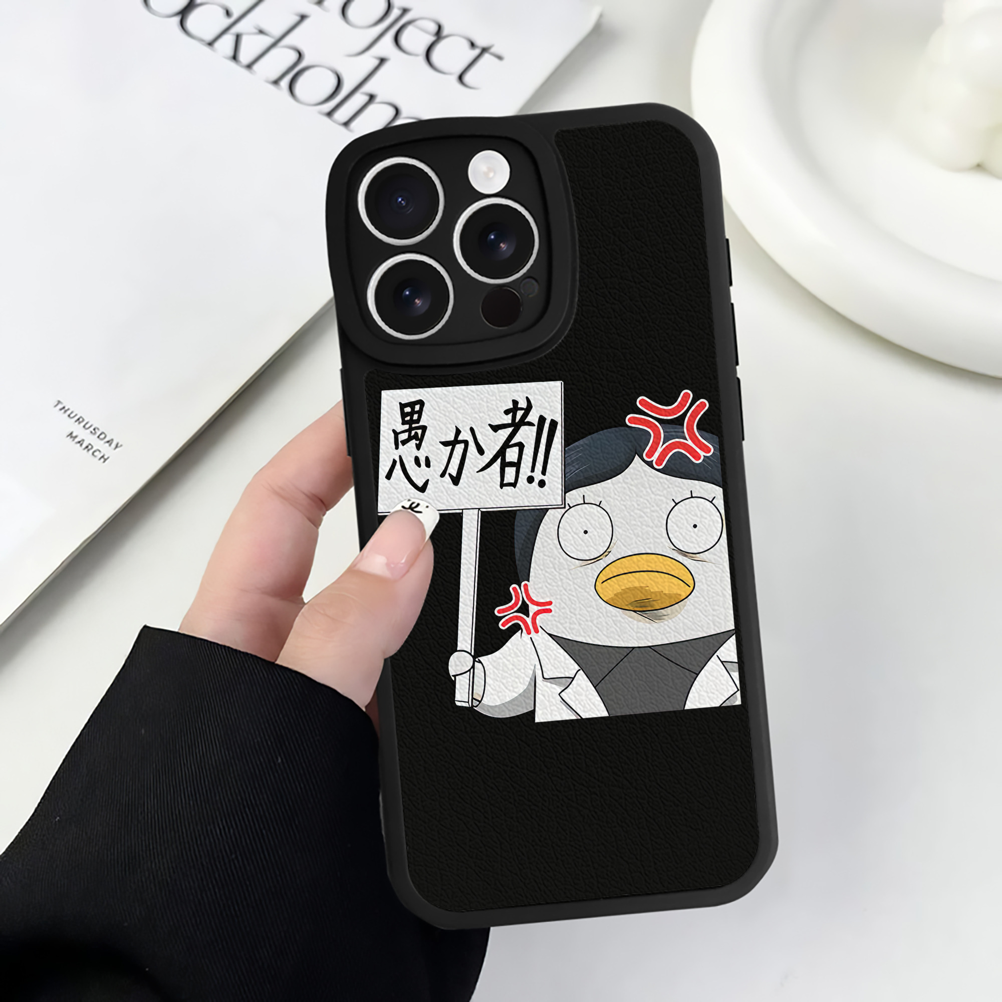 （画像用） ぎんたま 坂田銀時（さかたぎんとき） 神楽 志村新八（しむら しんぱち） GINTAMA Sakata Gintoki Kagura Shimura Shinpachi 【iPhone 16シリーズ対応】シリコンスマホケース（レザー調） 材質：シリコン